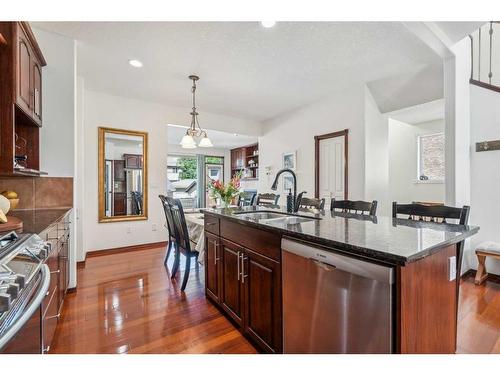 3915 1 Street Nw, Calgary, AB - Indoor Photo Showing Kitchen With Double Sink With Upgraded Kitchen