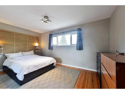 3708 35 Avenue Sw, Calgary, AB - Indoor Photo Showing Bedroom