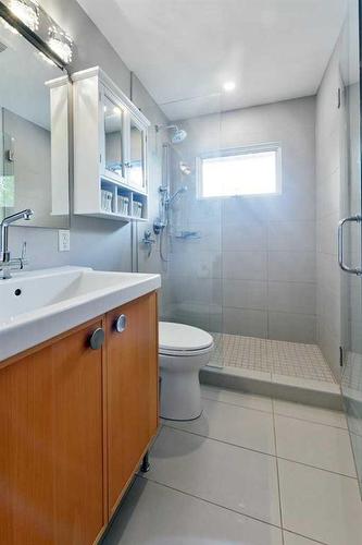 3708 35 Avenue Sw, Calgary, AB - Indoor Photo Showing Bathroom