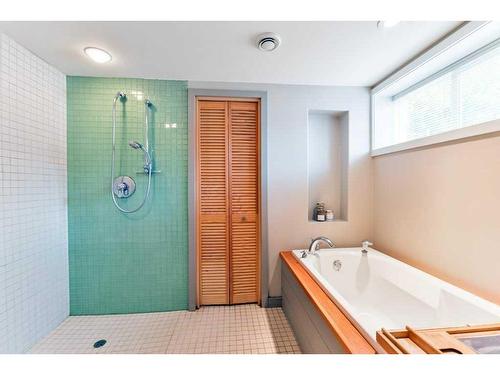 3708 35 Avenue Sw, Calgary, AB - Indoor Photo Showing Bathroom