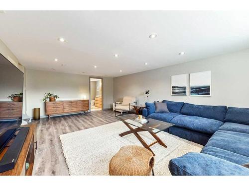 3708 35 Avenue Sw, Calgary, AB - Indoor Photo Showing Living Room