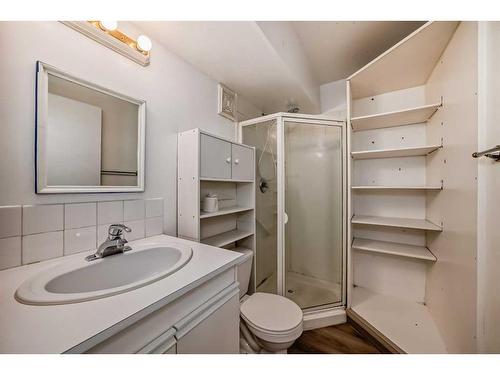 3423 Doverthorn Road Se, Calgary, AB - Indoor Photo Showing Bathroom