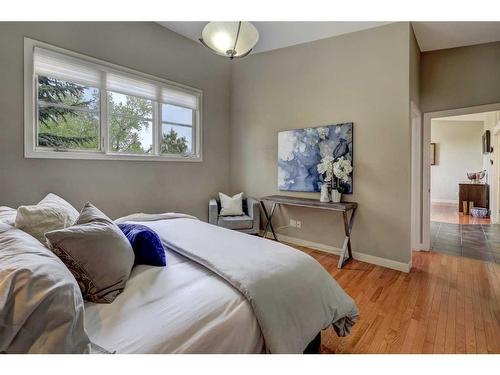 4535 26 Avenue Sw, Calgary, AB - Indoor Photo Showing Bedroom