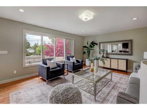 4535 26 Avenue Sw, Calgary, AB - Indoor Photo Showing Living Room