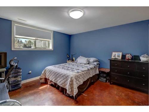 4535 26 Avenue Sw, Calgary, AB - Indoor Photo Showing Bedroom