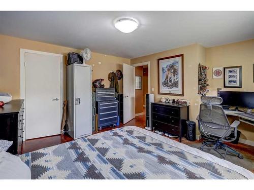 4535 26 Avenue Sw, Calgary, AB - Indoor Photo Showing Bedroom