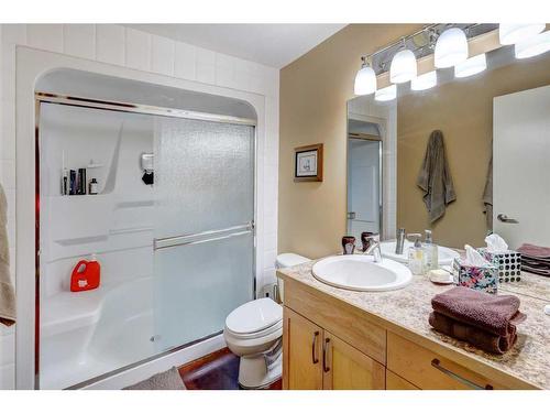 4535 26 Avenue Sw, Calgary, AB - Indoor Photo Showing Bathroom