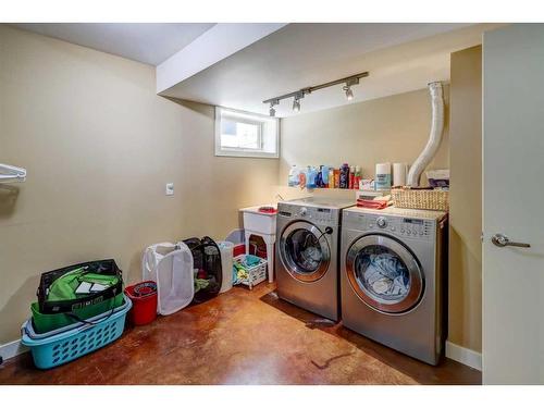 4535 26 Avenue Sw, Calgary, AB - Indoor Photo Showing Laundry Room