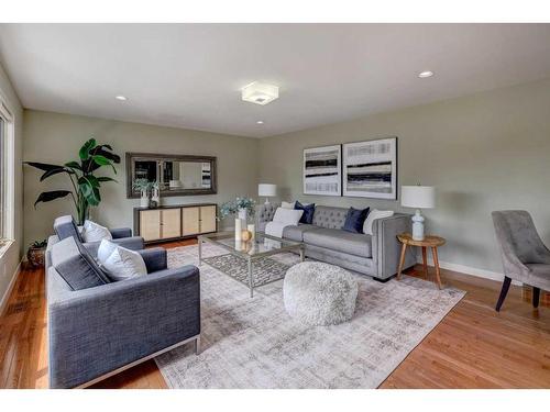 4535 26 Avenue Sw, Calgary, AB - Indoor Photo Showing Living Room