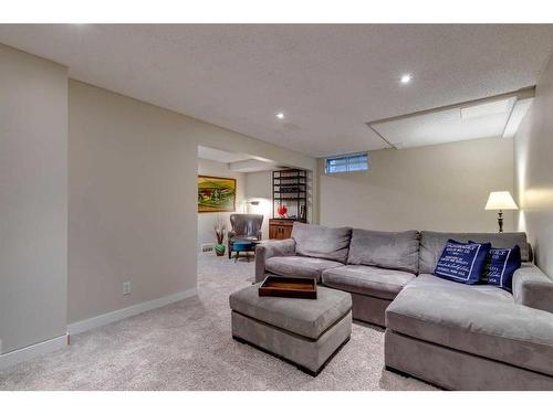 11-10910 Bonaventure Drive Se, Calgary, AB - Indoor Photo Showing Living Room