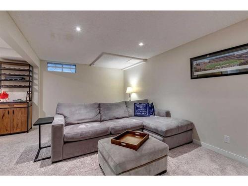 11-10910 Bonaventure Drive Se, Calgary, AB - Indoor Photo Showing Living Room