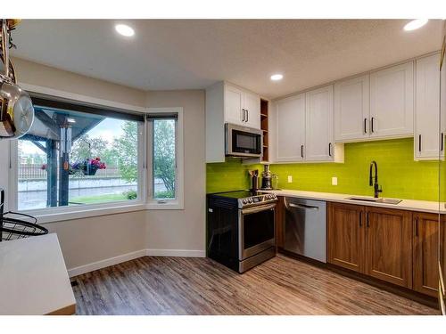 11-10910 Bonaventure Drive Se, Calgary, AB - Indoor Photo Showing Kitchen