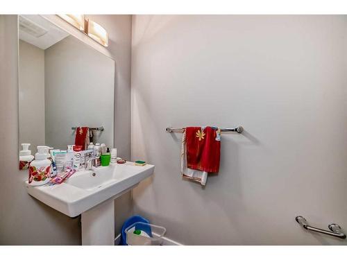 11 Copperstone Common Se, Calgary, AB - Indoor Photo Showing Bathroom