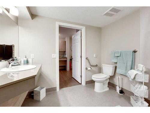 415-2635 Eversyde Avenue Sw, Calgary, AB - Indoor Photo Showing Bathroom