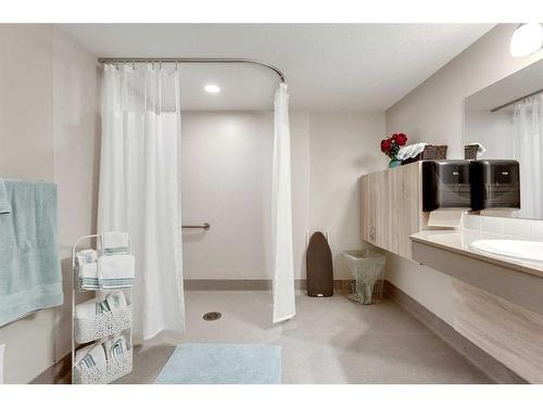 415-2635 Eversyde Avenue Sw, Calgary, AB - Indoor Photo Showing Bathroom