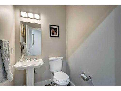 105 Everridge Drive Sw, Calgary, AB - Indoor Photo Showing Bathroom