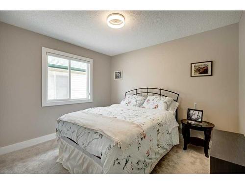 105 Everridge Drive Sw, Calgary, AB - Indoor Photo Showing Bedroom
