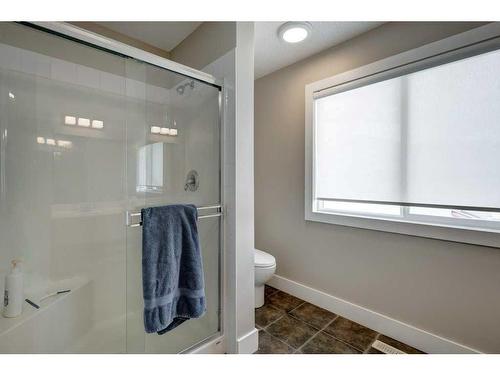 105 Everridge Drive Sw, Calgary, AB - Indoor Photo Showing Bathroom