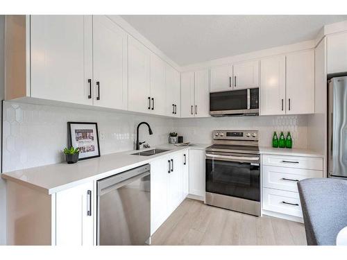211 Point Mckay Terrace Nw, Calgary, AB - Indoor Photo Showing Kitchen With Double Sink With Upgraded Kitchen