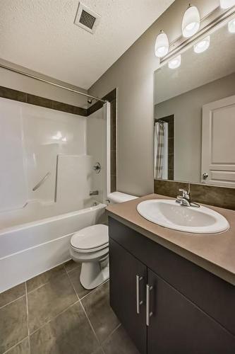 16 Auburn Bay Common Se, Calgary, AB - Indoor Photo Showing Bathroom