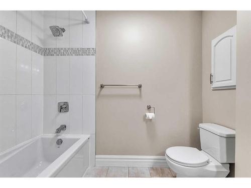 77 Signature Close Sw, Calgary, AB - Indoor Photo Showing Bathroom