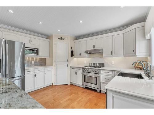 77 Signature Close Sw, Calgary, AB - Indoor Photo Showing Kitchen With Stainless Steel Kitchen With Upgraded Kitchen