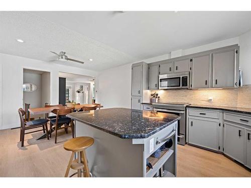 454 21 Avenue Nw, Calgary, AB - Indoor Photo Showing Kitchen