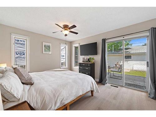 454 21 Avenue Nw, Calgary, AB - Indoor Photo Showing Bedroom