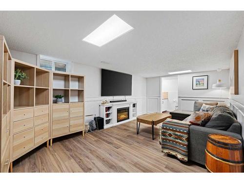 454 21 Avenue Nw, Calgary, AB - Indoor With Fireplace