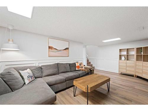454 21 Avenue Nw, Calgary, AB - Indoor Photo Showing Living Room