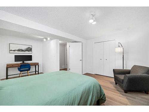 454 21 Avenue Nw, Calgary, AB - Indoor Photo Showing Bedroom