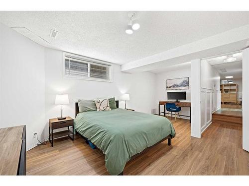 454 21 Avenue Nw, Calgary, AB - Indoor Photo Showing Bedroom