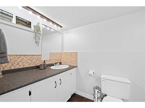 454 21 Avenue Nw, Calgary, AB - Indoor Photo Showing Bathroom