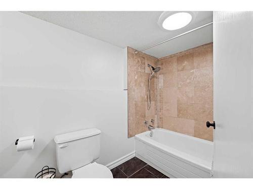 454 21 Avenue Nw, Calgary, AB - Indoor Photo Showing Bathroom