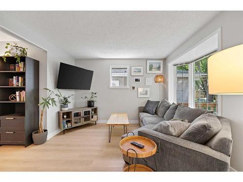 454 21 Avenue Nw, Calgary, AB - Indoor Photo Showing Living Room