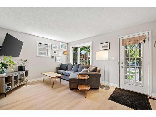 454 21 Avenue Nw, Calgary, AB - Indoor Photo Showing Living Room