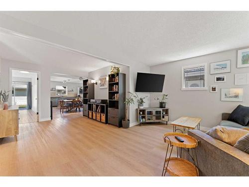 454 21 Avenue Nw, Calgary, AB - Indoor Photo Showing Living Room