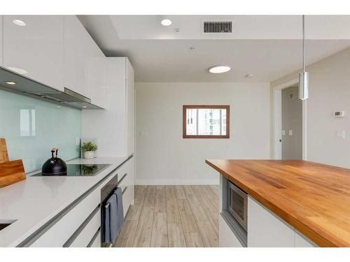 2204-1188 3 Street Se, Calgary, AB - Indoor Photo Showing Kitchen