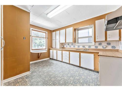 1122 22 Avenue Nw, Calgary, AB - Indoor Photo Showing Kitchen With Double Sink