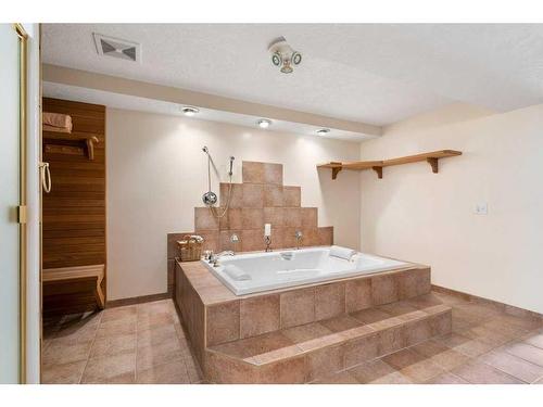 255030 84 Street Ne, Rural Rocky View County, AB - Indoor Photo Showing Bathroom