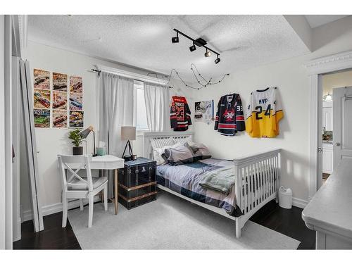 45 Lone Pine Crescent, Rural Rocky View County, AB - Indoor Photo Showing Bedroom