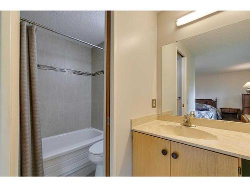 506 Silvergrove Drive Nw, Calgary, AB - Indoor Photo Showing Bathroom