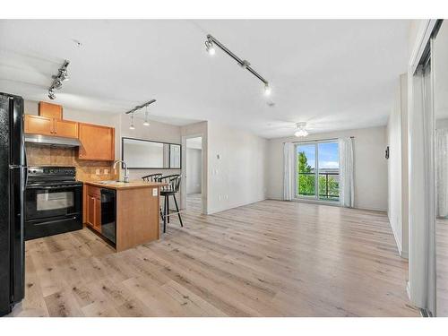 1310-92 Crystal Shores Road, Okotoks, AB - Indoor Photo Showing Kitchen