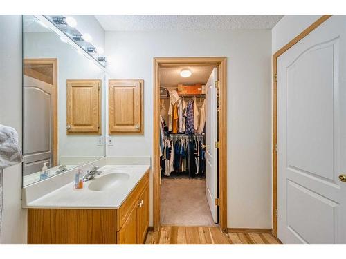 140 Hamptons Link Nw, Calgary, AB - Indoor Photo Showing Bathroom