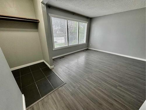 2412 44 Street Se, Calgary, AB - Indoor Photo Showing Other Room