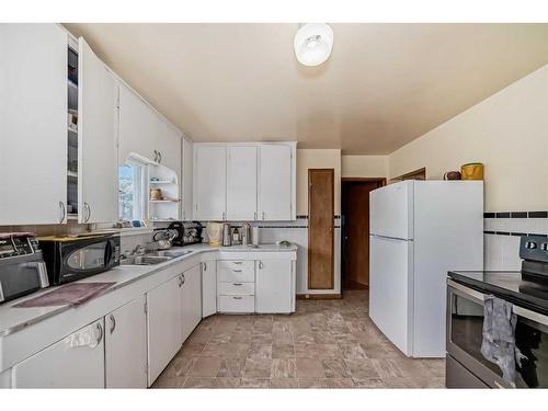 2627 33 Street Sw, Calgary, AB - Indoor Photo Showing Kitchen With Double Sink