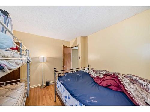 2627 33 Street Sw, Calgary, AB - Indoor Photo Showing Bedroom