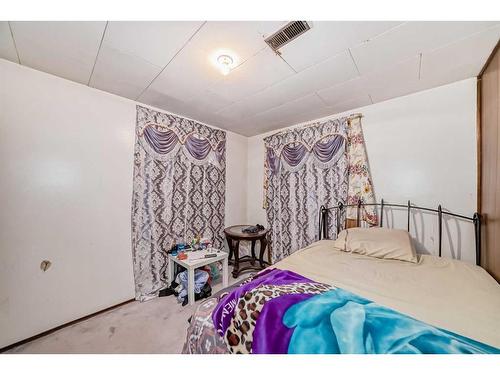 2627 33 Street Sw, Calgary, AB - Indoor Photo Showing Bedroom