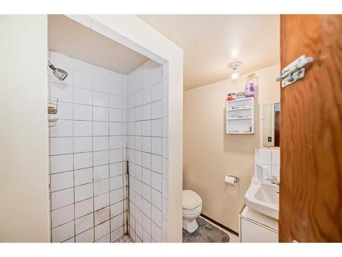 2627 33 Street Sw, Calgary, AB - Indoor Photo Showing Bathroom