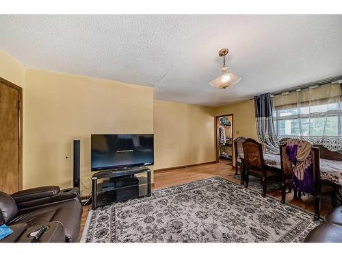 2627 33 Street Sw, Calgary, AB - Indoor Photo Showing Living Room